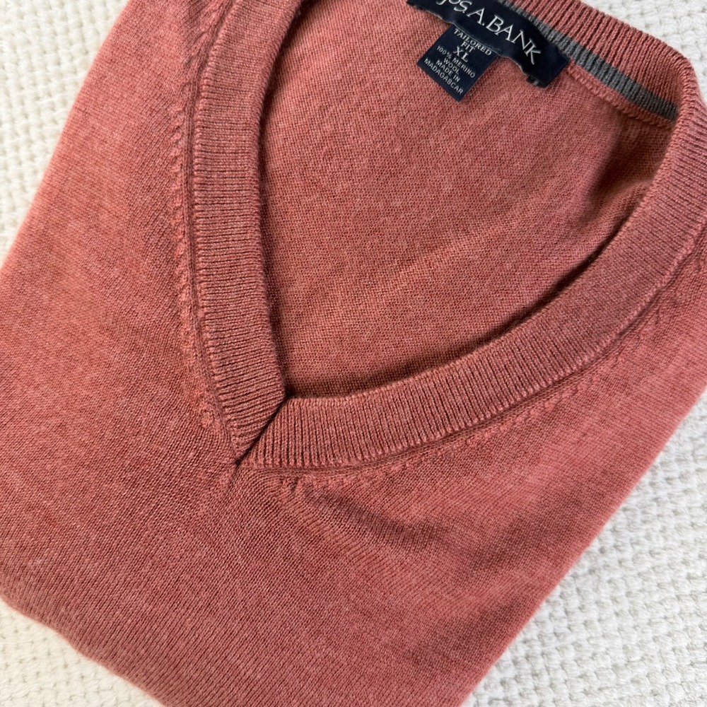 Jos A Bank Mens XL Tailored Fit 100% Merino Wool V-Neck Sweater Terracotta